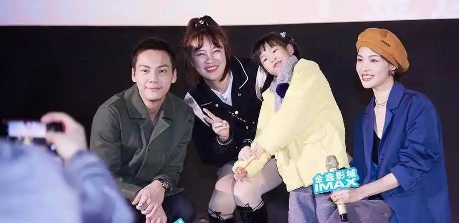 钟楚曦和陈伟霆宣传《宠爱》电影,冬日穿裙子,拍照时却露出秋裤_穿着