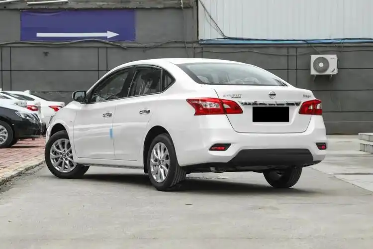 车身看起来比较干练,尾部同样简单时尚,整体外观给人的感觉小巧干净