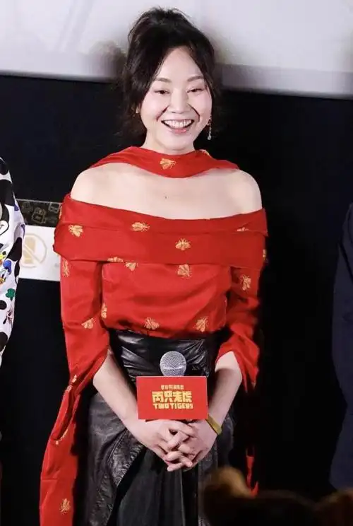 48岁闫妮生图认不出突然爆肥脸肿成发面团肉把眼睛都挤没