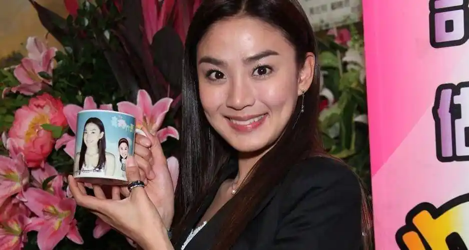 在《单身公主相亲记》里饰演郝美丽也叫凯莉,她是时尚杂志编辑,她笑