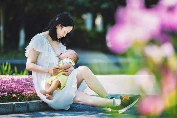 宝宝都喜欢躺着吃奶,母乳喂养的时候应该注意一些什么事项?