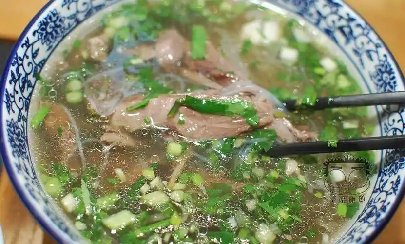 一开始,在《长安十二时辰》美食圈站c位的应该是水盆羊肉,雷佳音扮演