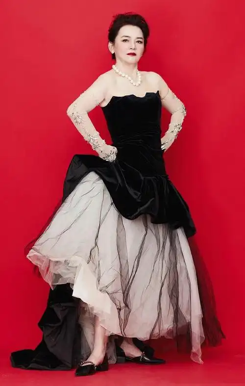 65岁自然老去的胡慧中,穿着高调时髦又洋气,到老都气质优雅