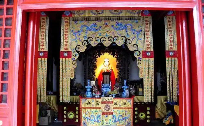 隐在高楼里的精致小庙吕祖宫