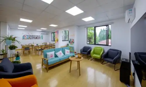 一楼外有个小院,老人可以做一些户外活动,比如打打高尔夫球,或者在