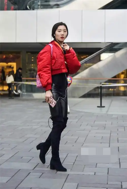 紧身皮裤搭配过膝长靴,个性十足.