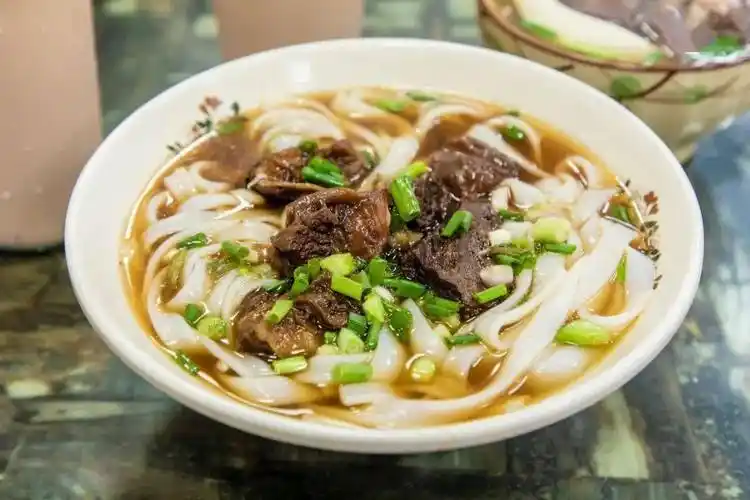 而且瓒记的出品份量会比较足,18元就有一大碗的牛腩河粉,色香味方面都