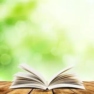 翻开的书本与梦幻绿色背景图片