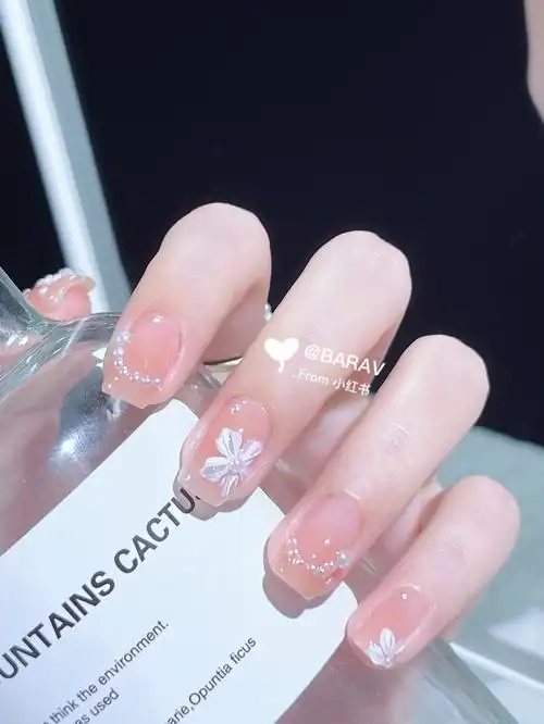 清透感满满夏季简约清透手绘花卉珍珠美甲