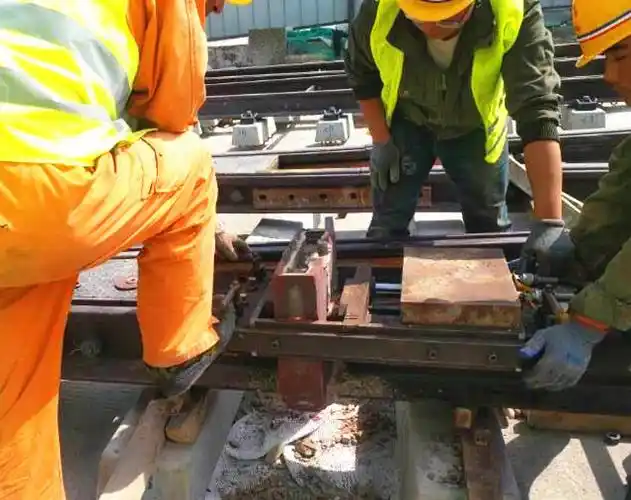 集团公司首例槽型轨铝热焊焊接成功