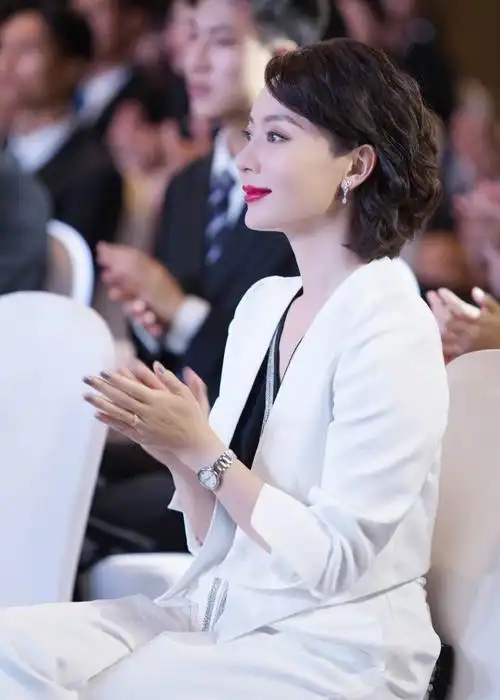 43岁陈数百变西装造型来袭,化身职场女强人,气场霸气