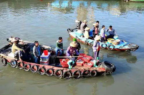 这里的环境发生了很大的变化,来到码头映入眼帘的是备船出港和打渔