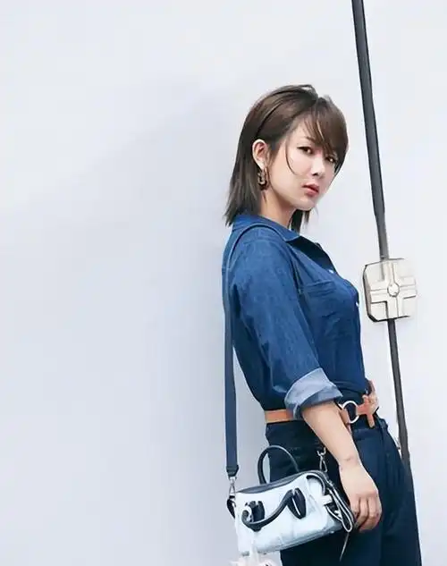 被杨紫的私服惊艳了,白色t恤配牛仔裤 洋气又高级,气质真好