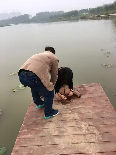 见义勇为好同志,湖水之中急救人