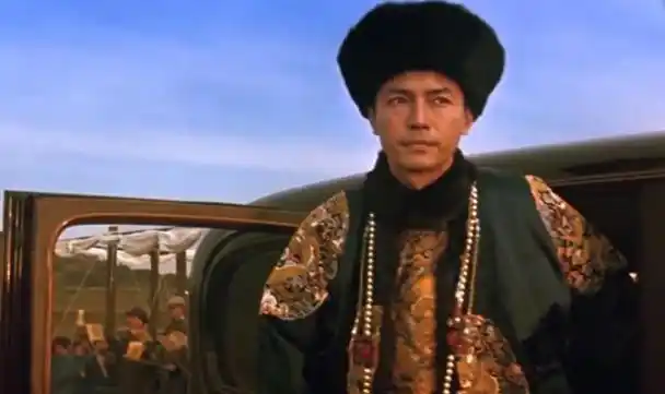 尊龙从小被遗弃后演末代皇帝成名无父无母认树为亲人