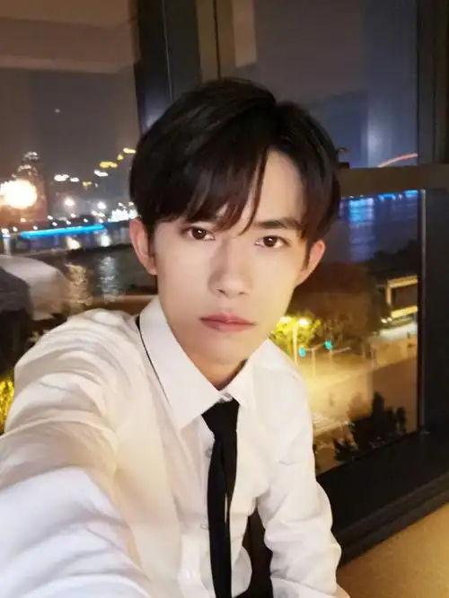 易烊千玺同款假发韩版帅气中分刘海男士短直发隐形自然cos型发套深