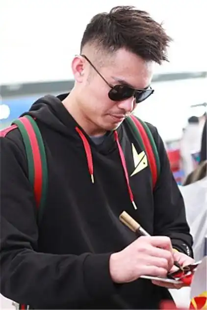 林丹街拍:黑色帽衫yonex运动裤gucci双肩包酷黑运动风