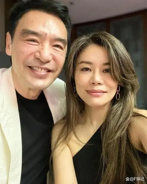 钟镇涛和太太范姜晒温馨合影 夫妻俩开心庆祝结婚周年