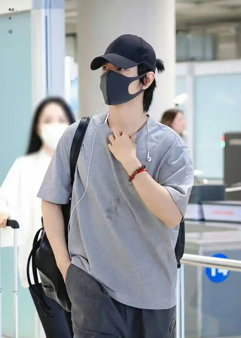 肖战前往香港的最新机场街拍