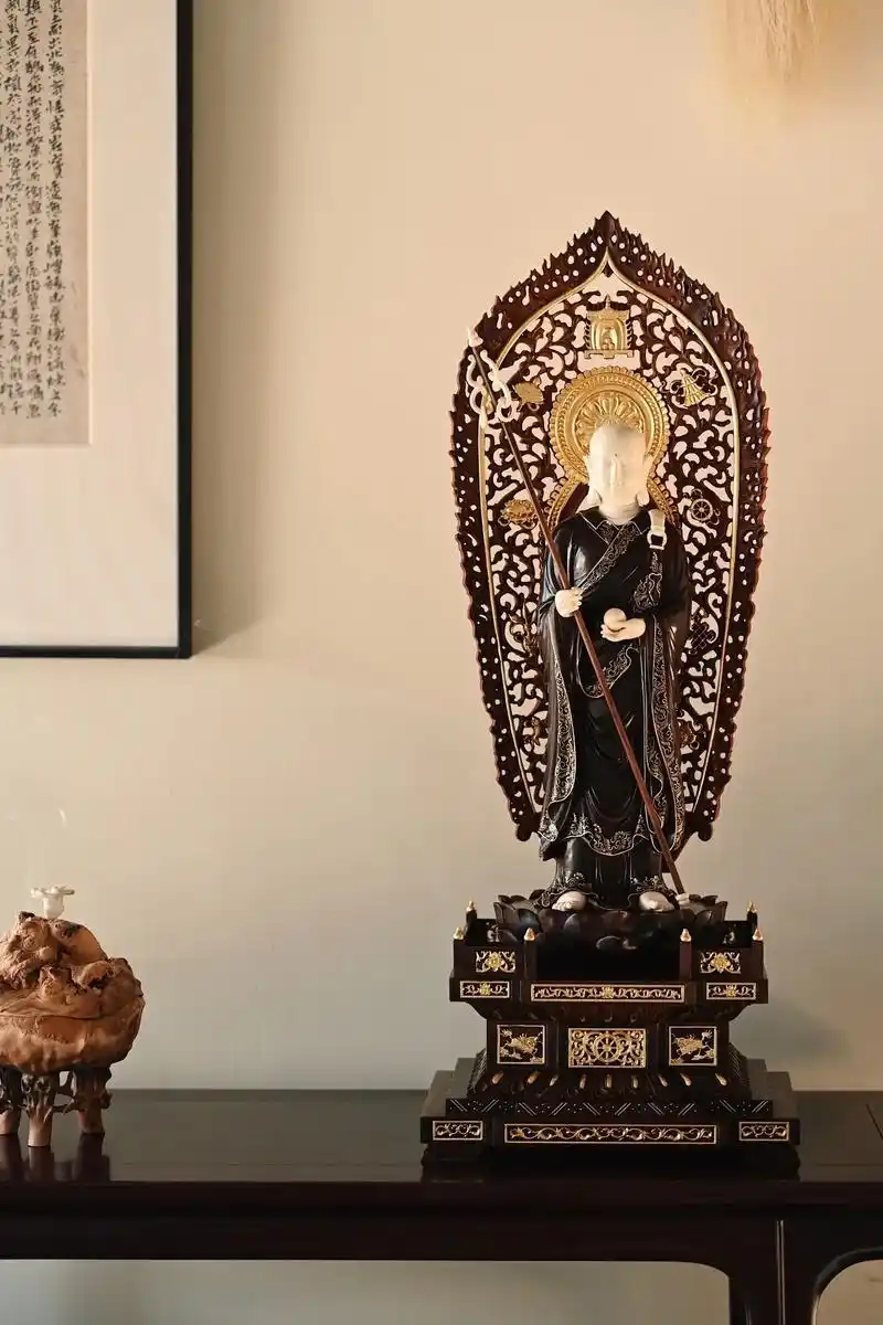 地藏王.地藏王法相,左手持宝珠右手执锡杖,脸庞丰腴饱满,表情 - 抖音