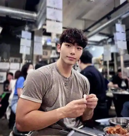 倒三角身材的肌肉男,真的是太有男人味了,浑身魅力四射!