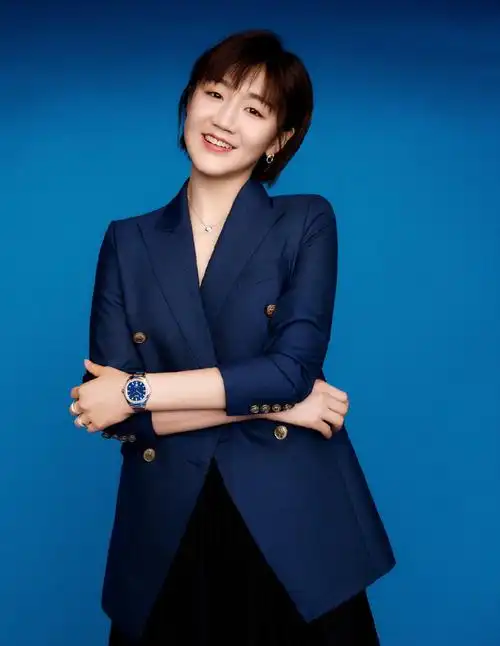 黄晓明表妹陈梦登时尚杂志,赤脚丫直接坐在地上,穿短裙身材太赞