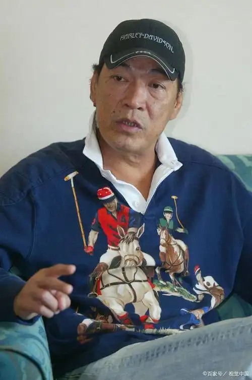 成奎安是香港影坛的传奇人物,他以"大傻哥"的形象深入人心,曾经主演过