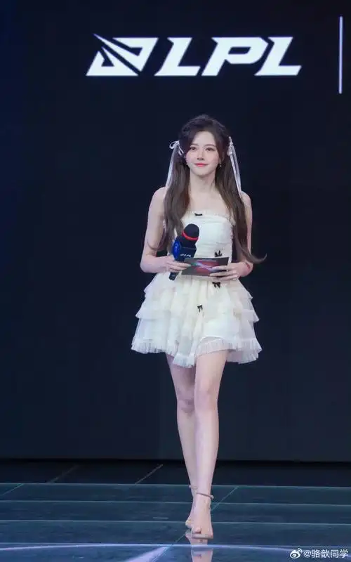 还是甜美风适合驼子姐呀骆歆晒主持照