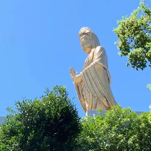 在梵音洞貌似看到了菩萨显圣,菩萨抱着一个小娃娃,激动!