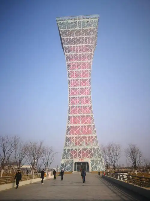 这是全运会火炬塔,共17层,服务人员只带我们上到16层(3o层楼高).