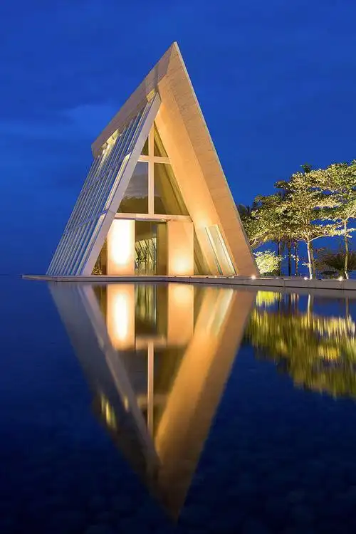 奇异的建筑水中的倒影