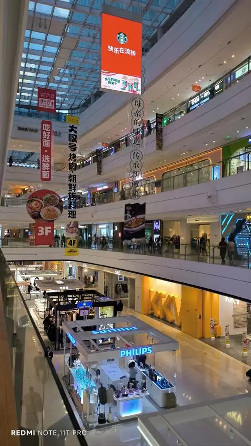 一座漂亮的购物广场