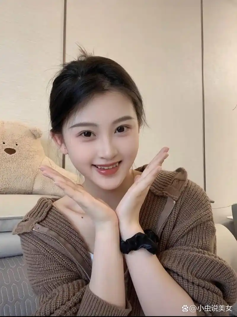 可爱的虎牙小姐姐