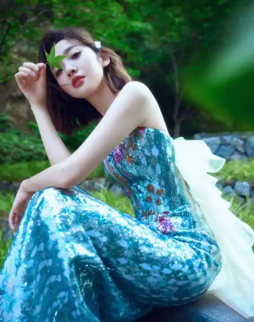 唐艺昕蓝色亮闪抹胸连衣裙性感写真_美得_眼睛