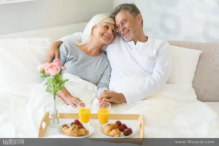 依偎在一起的国外老年夫妻高清摄影图片