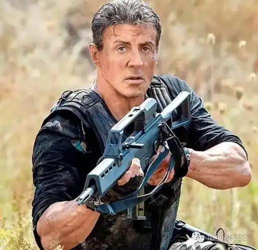 铁血硬汉史泰龙举枪的瞬间肌肉线条帅到没朋友