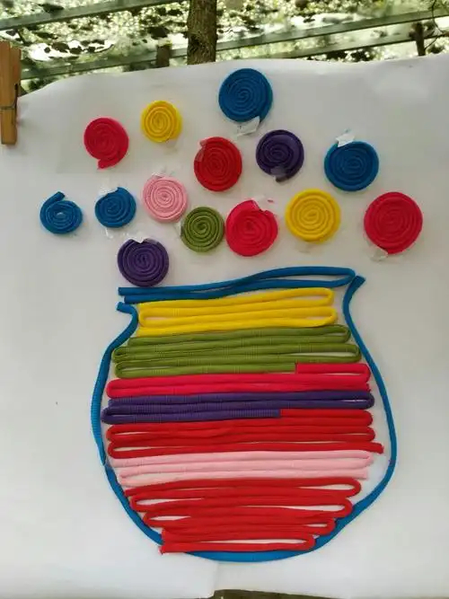 彩色绳子粘贴画
