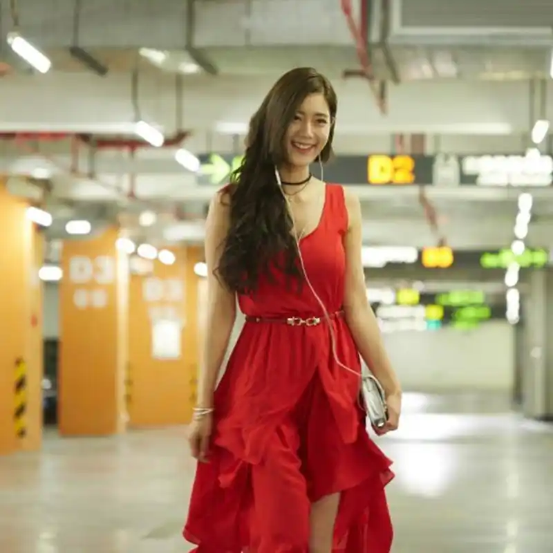 沙滩裙中长款露背连衣裙_情圣yoyo克拉拉同款红色连衣裙夏季雪纺开叉