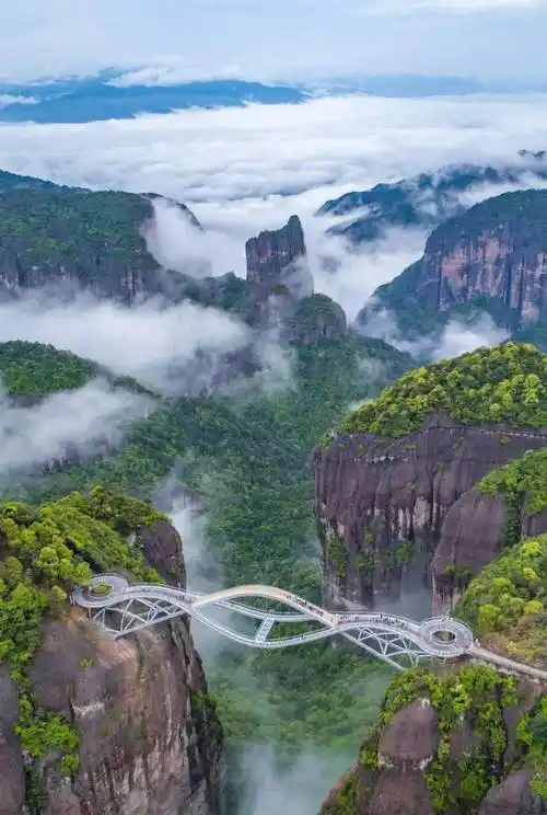 嵌在城市和山水之间一侧湖光山色,一侧城市生活景色十分优美景星岩