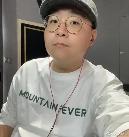 32岁童星郝劭文官宣求婚成功晒两人接吻照幸福感慨我有家了