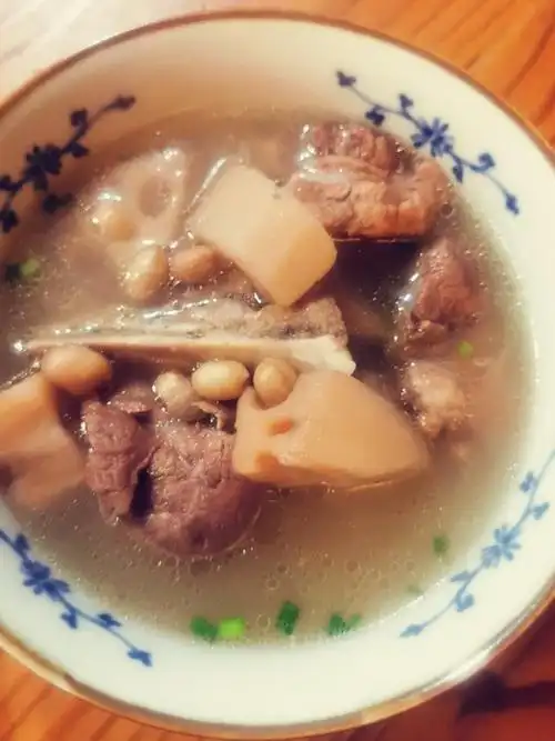 简de厨房做的清香粉糯的莲藕骨头汤