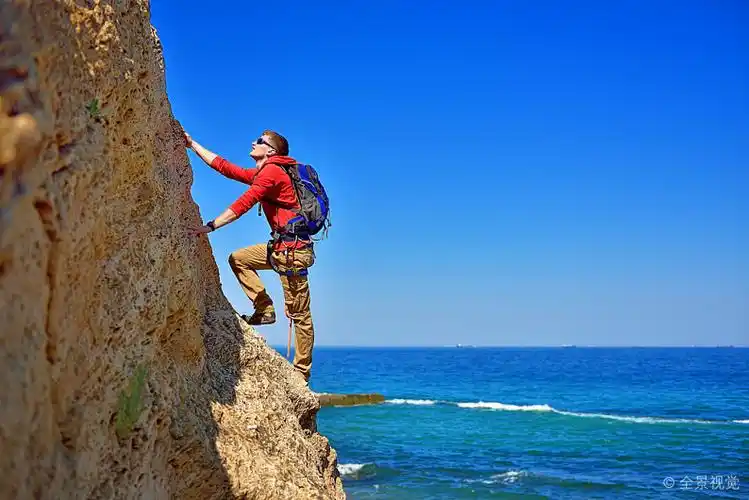 男人_攀登_向上_男青年_石头_海洋_背景_高清图片_全景视觉