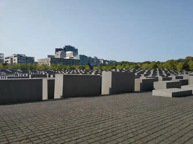 位于柏林市区的欧洲被害犹太人纪念碑是一大片的高低不等的水泥长方形