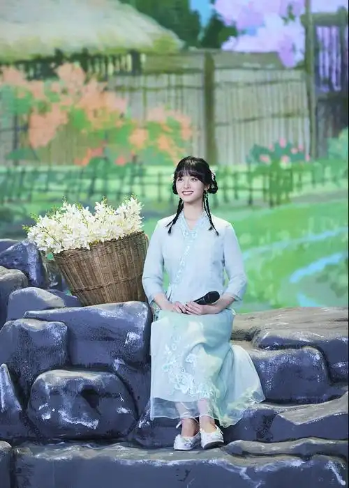 沈月穿水绿改良旗袍复古清韵民国风造型惊艳舞台