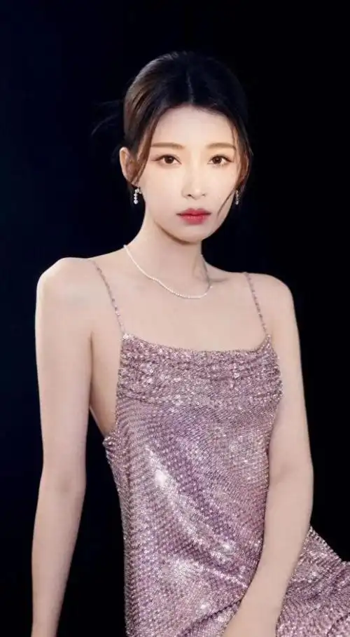 性感的"小野猫"!30岁孙怡热辣妖娆,魔鬼身材腰臀比例绝佳!