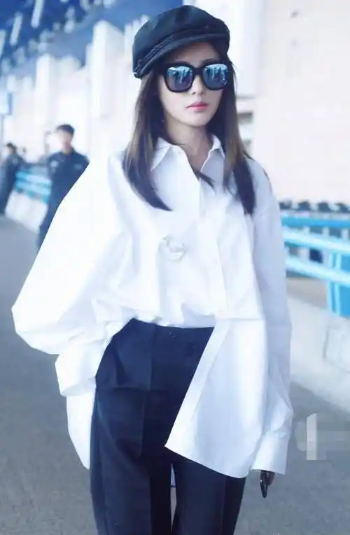 张天爱亮相机场,穿宽松牛仔裤穿出120斤即视感,却意外的时尚_黑色