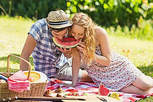 年轻,情侣,野餐,吃,西瓜,晴天