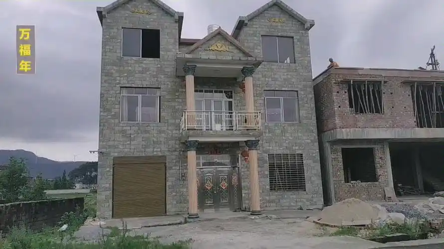 漂亮的农村自建房,外墙贴砖,罗马柱喷漆,喜欢的朋友可以参考一下.