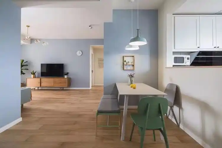 舒适的北欧风装修案例,整体以淡雅清新的颜色与氛围搭配,淡蓝色的墙面