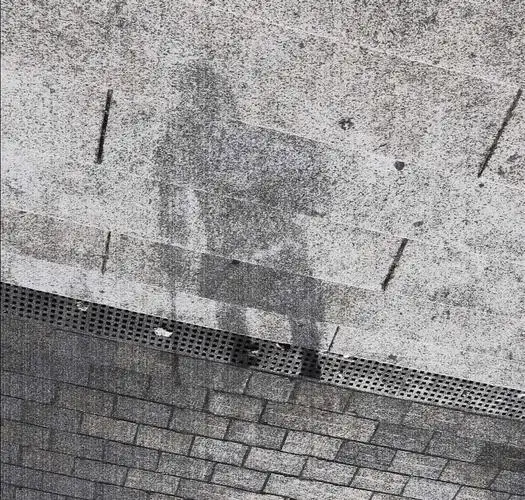 广岛核爆炸过后墙上的人影是人体被高温气化印上形成的吗